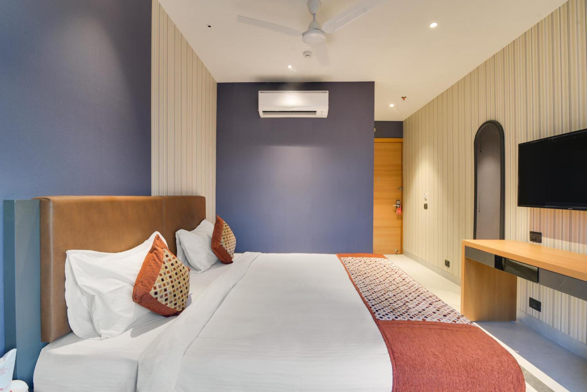 Hotel Bluestone Nehru Place By The Cosy Hotels New Delhi Exterior photo