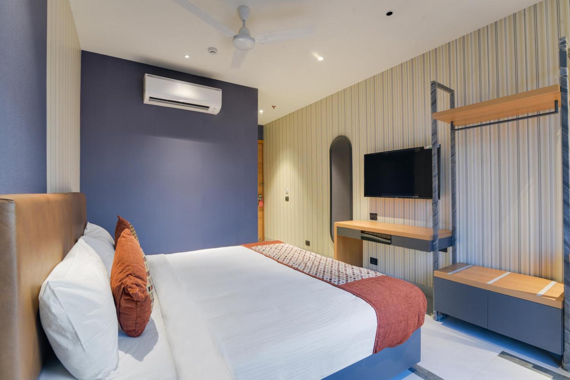 Hotel Bluestone Nehru Place By The Cosy Hotels New Delhi Exterior photo